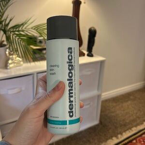 Dermatological clearing skin wash
